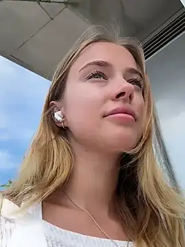 Snapshot of enjoy_my_beauty chatting on February 5, 2025, 5:30 am enjoy my beauty online show from February 5, 2025, 5:30 am