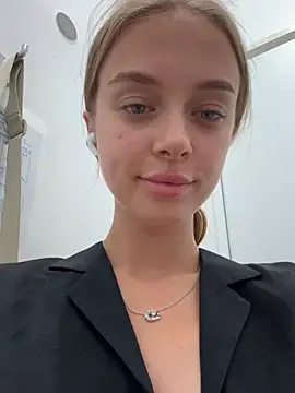 Snapshot of enjoy_my_beauty chatting on February 2, 2025, 4:26 am enjoy my beauty online show from February 2, 2025, 4:26 am