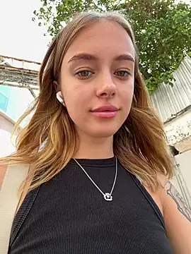 Snapshot of enjoy_my_beauty chatting on January 19, 2025, 4:44 am enjoy my beauty online show from January 19, 2025, 4:44 am