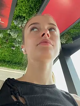 Snapshot of enjoy_my_beauty chatting on January 13, 2025, 4:39 am enjoy my beauty online show from January 13, 2025, 4:39 am