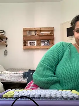 Snapshot of Curvydesifromgermany chatting on September 15, 2025, 9:43 am Curvydesifromgermany online show from September 15, 2025, 9:43 am