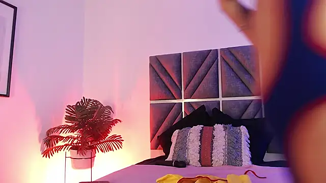 Snapshot of Laura_Dicardy chatting on November 27, 2025, 7:36 pm Laura Dicardy online show from November 27, 2025, 7:36 pm