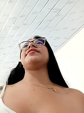 -VICKKY online show from October 6, 2025, 1:34 pm