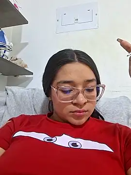 -VICKKY online show from April 15, 2026, 7:58 pm