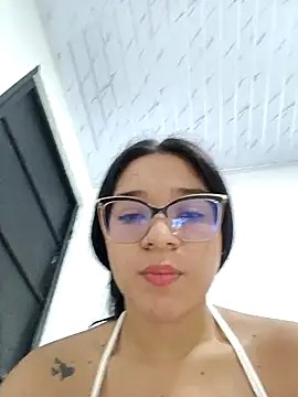 -VICKKY online show from March 20, 2025, 1:37 pm