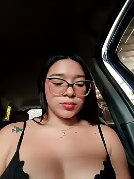 -VICKKY online show from November 28, 2025, 3:56 pm