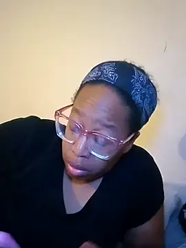 Snapshot of madamsensuale chatting on March 1, 2025, 2:15 am madamsensuale online show from March 1, 2025, 2:15 am