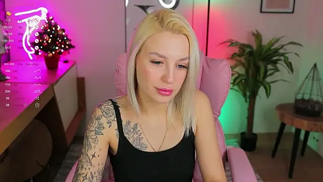 Snapshot of Crystal_Barbie chatting on January 15, 2025, 2:27 am Crystal Barbie online show from January 15, 2025, 2:27 am