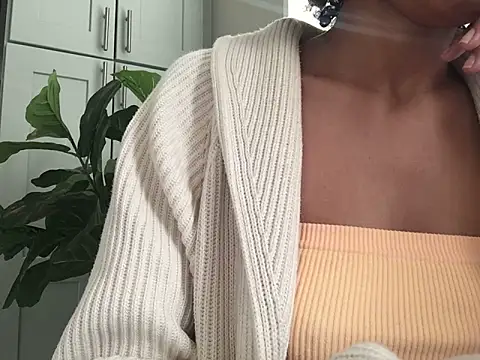 Snapshot of loveofbea chatting on December 18, 2024, 10:57 pm loveofbea online show from December 18, 2024, 10:57 pm