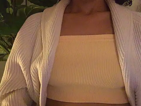 Snapshot of loveofbea chatting on December 18, 2024, 6:10 am loveofbea online show from December 18, 2024, 6:10 am