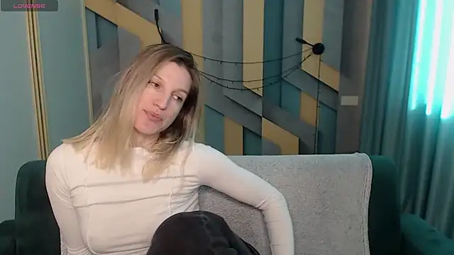 EmilyWalkeri online show from February 9, 2026, 8:01 am