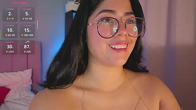 Snapshot of LoaLuxury chatting on November 21, 2025, 5:45 pm LoaLuxury online show from November 21, 2025, 5:45 pm