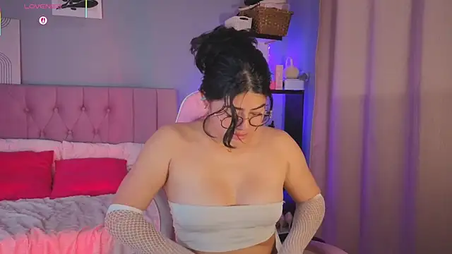 Snapshot of LoaLuxury chatting on December 18, 2025, 12:42 pm LoaLuxury online show from December 18, 2025, 12:42 pm