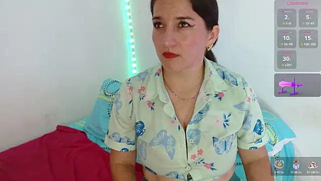 Emelyross  online show from January 7, 2026, 11:32 pm