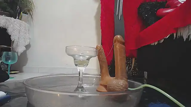 marilyn jon3s online show from December 4, 2025, 6:40 pm