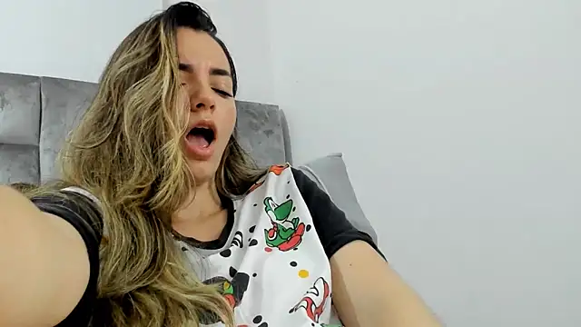 Snapshot of baby-miah chatting on February 9, 2025, 8:32 am baby-miah online show from February 9, 2025, 8:32 am