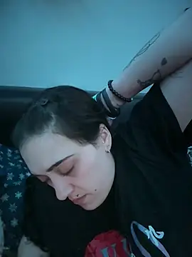 ThicBunz online show from April 18, 2026, 2:25 am