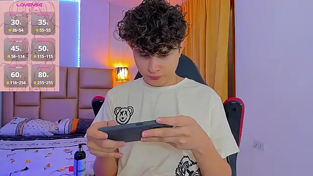 Snapshot of Nathan_Bluee chatting on February 13, 2025, 12:21 pm Nathan Bluee online show from February 13, 2025, 12:21 pm