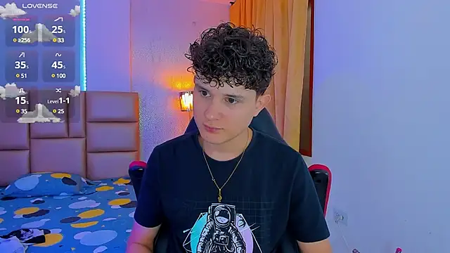 Snapshot of Nathan_Bluee chatting on March 6, 2025, 1:03 pm Nathan Bluee online show from March 6, 2025, 1:03 pm