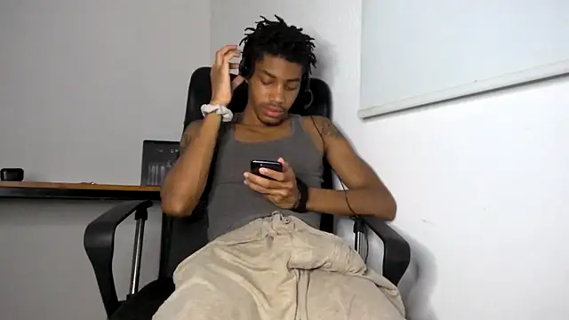 Snapshot of Skinnyblackman chatting on May 17, 2026, 6:46 am Skinnyblackman online show from May 17, 2026, 6:46 am