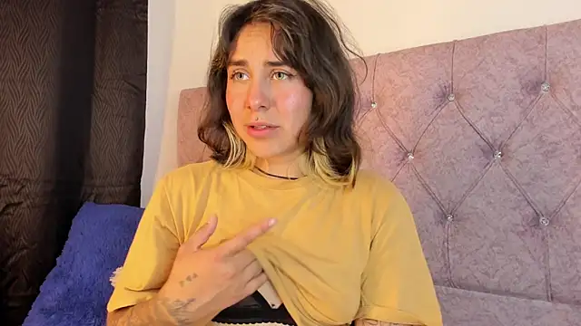 Snapshot of riley_colors chatting on February 1, 2025, 11:58 pm riley colors online show from February 1, 2025, 11:58 pm