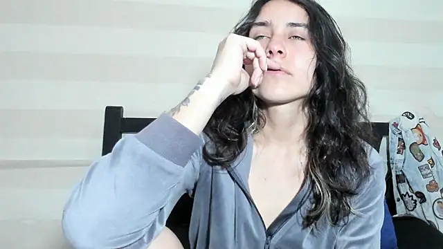 Snapshot of riley_colors chatting on November 13, 2025, 6:12 pm riley colors online show from November 13, 2025, 6:12 pm