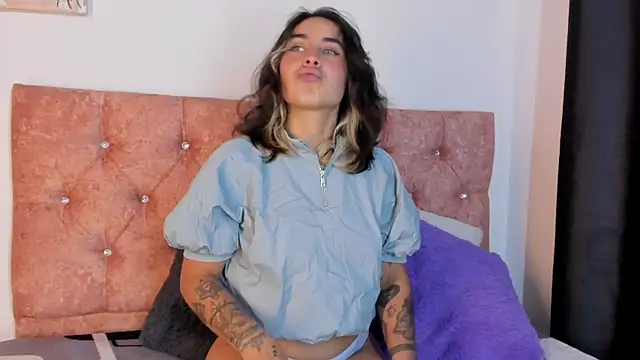 Snapshot of riley_colors chatting on March 4, 2025, 8:49 pm riley colors online show from March 4, 2025, 8:49 pm