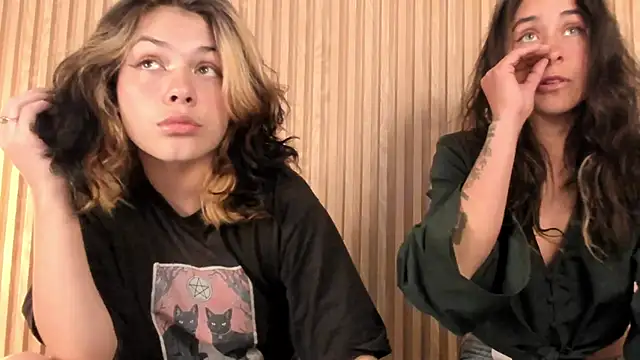 Snapshot of riley_colors chatting on April 10, 2026, 8:38 pm riley colors online show from April 10, 2026, 8:38 pm