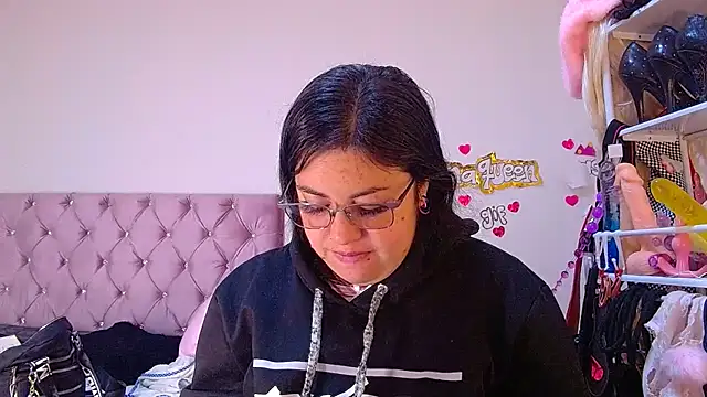 lanaqueen699 online show from May 27, 2026, 12:34 pm