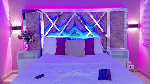 Larabrooks online show from April 14, 2026, 7:08 pm