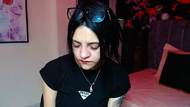 Snapshot of Violettasquirt chatting on November 26, 2025, 2:28 pm Violettasquirt online show from November 26, 2025, 2:28 pm