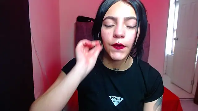 Snapshot of Violettasquirt chatting on October 25, 2025, 1:34 pm Violettasquirt online show from October 25, 2025, 1:34 pm