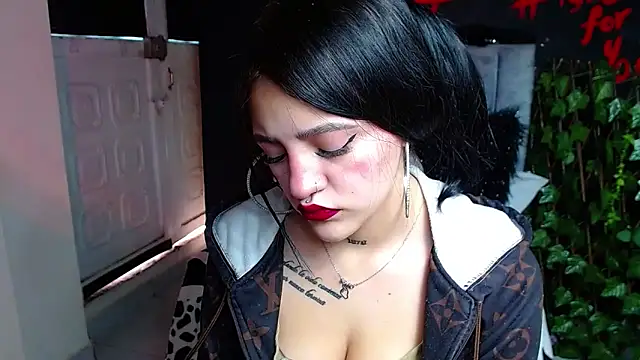 Violettasquirt online show from April 18, 2026, 2:30 pm