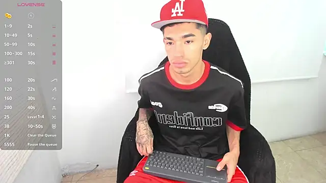 Snapshot of Damon__333 chatting on February 24, 2025, 10:47 pm Damon 333 online show from February 24, 2025, 10:47 pm