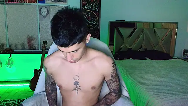 Snapshot of Damon__333 chatting on November 10, 2025, 11:32 pm Damon 333 online show from November 10, 2025, 11:32 pm