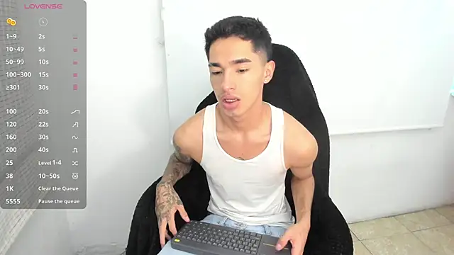 Snapshot of Damon__333 chatting on February 27, 2025, 1:41 am Damon 333 online show from February 27, 2025, 1:41 am