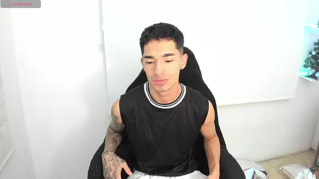 Snapshot of Damon__333 chatting on January 8, 2025, 12:17 am Damon 333 online show from January 8, 2025, 12:17 am