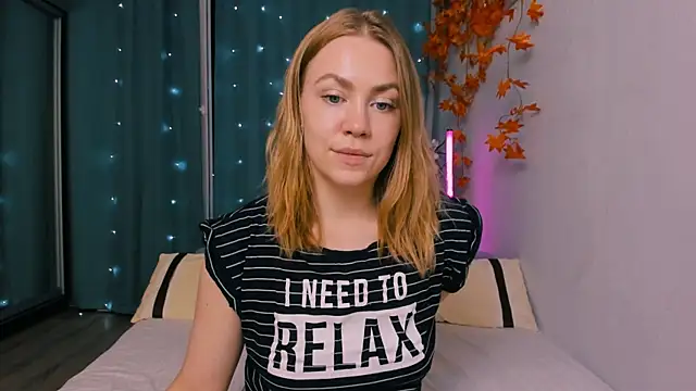 InsatiableFoxX online show from September 19, 2025, 7:29 pm