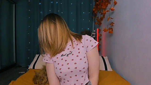 InsatiableFoxX online show from September 30, 2025, 5:52 pm