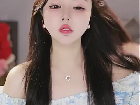 Qiaoqiao  online show from December 18, 2025, 9:25 am