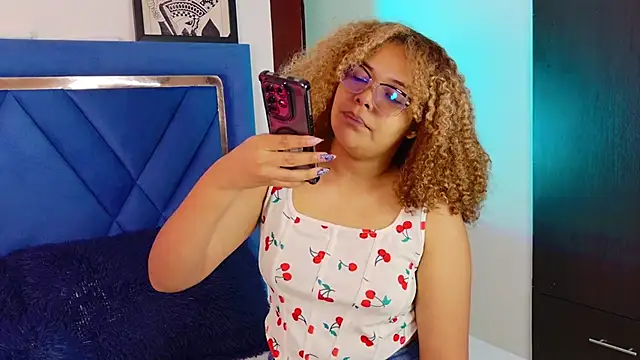 NiaColusi online show from February 13, 2026, 2:50 pm