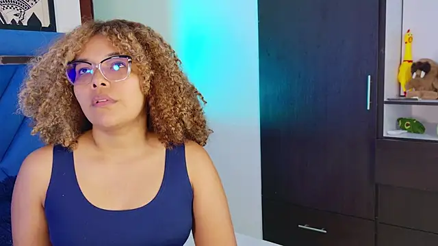 NiaColusi online show from February 12, 2026, 3:01 pm