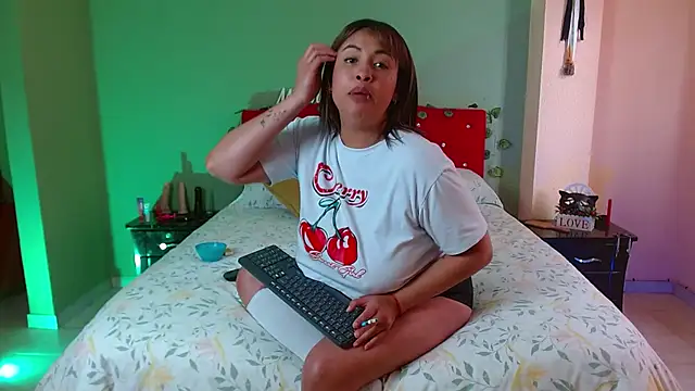 Snapshot of MirandaDream2 chatting on October 24, 2025, 6:51 pm MirandaDream2 online show from October 24, 2025, 6:51 pm