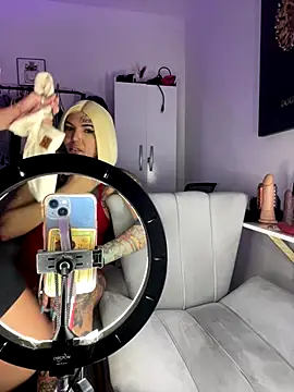 Snapshot of GrlAlice chatting on November 5, 2025, 8:23 pm GrlAlice online show from November 5, 2025, 8:23 pm