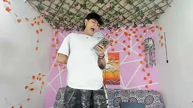 Fresahot2005 online show from December 18, 2025, 1:59 pm