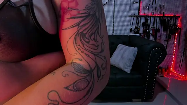 Snapshot of yey_bdsm chatting on March 20, 2025, 9:13 pm yey bdsm online show from March 20, 2025, 9:13 pm