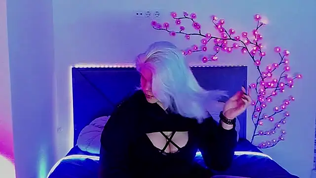 JoannLowe online show from April 17, 2026, 7:28 pm