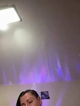 Snapshot of Evelinia chatting on December 17, 2025, 4:34 pm Evelinia online show from December 17, 2025, 4:34 pm