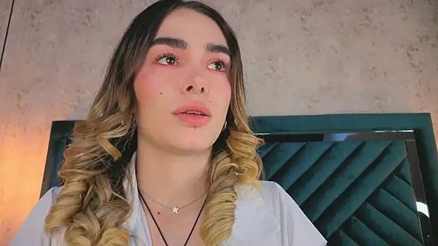 Lucy Vega online show from September 25, 2025, 4:51 am