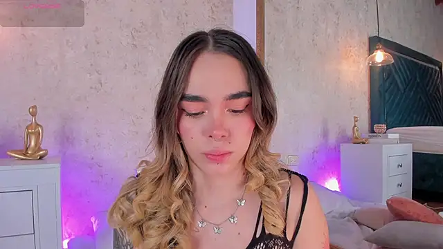 Lucy Vega online show from October 19, 2025, 3:53 am